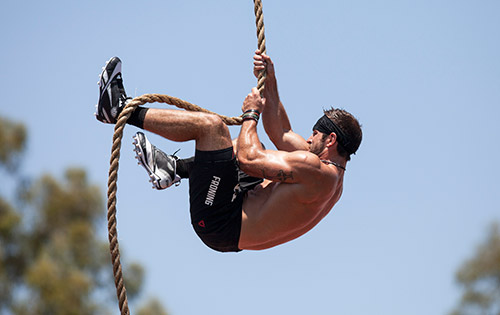 Ayakları kullanmadan halata tırmanmaya çalışmak kollarınıza güç katar.